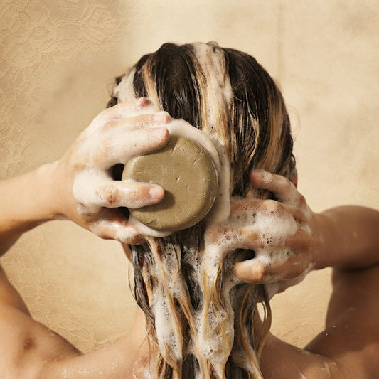 Shampoing solide : tout ce qu'il faut savoir avant de passer au solide (et éviter les erreurs que tout le monde fait)